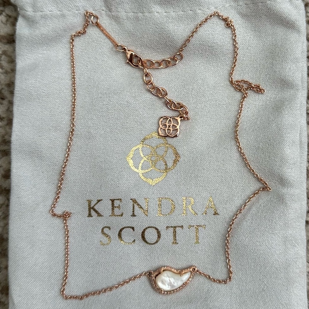 Kendra Scott necklace